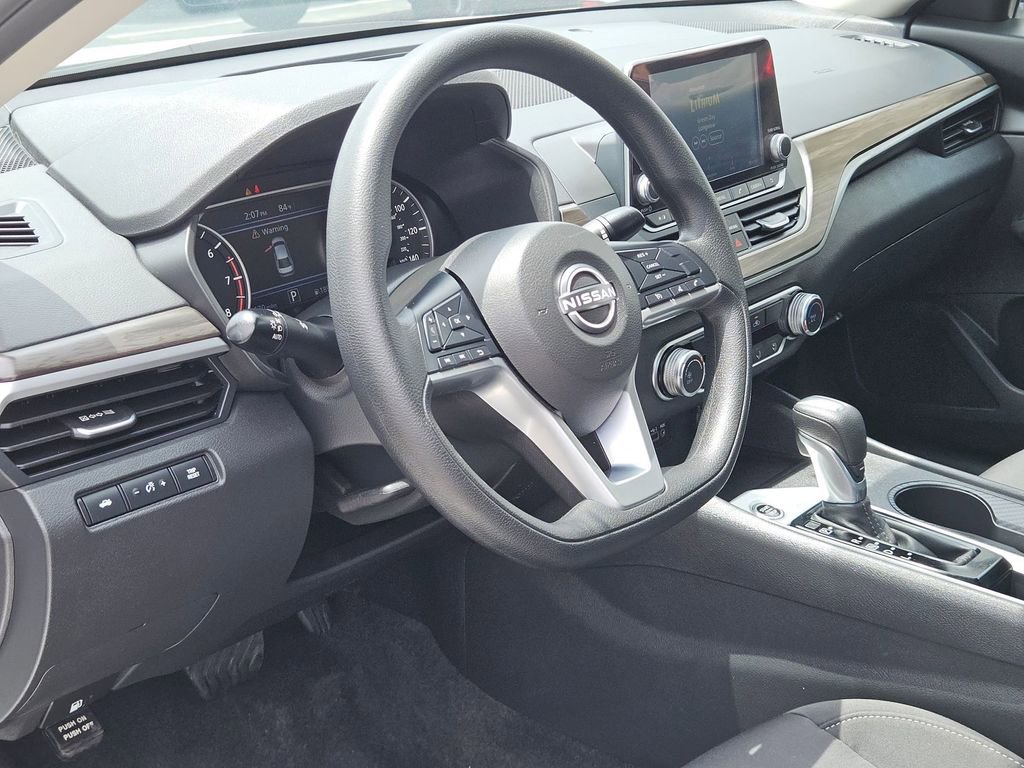 Used 2025 Nissan Altima 2.5 SV FWD image 13