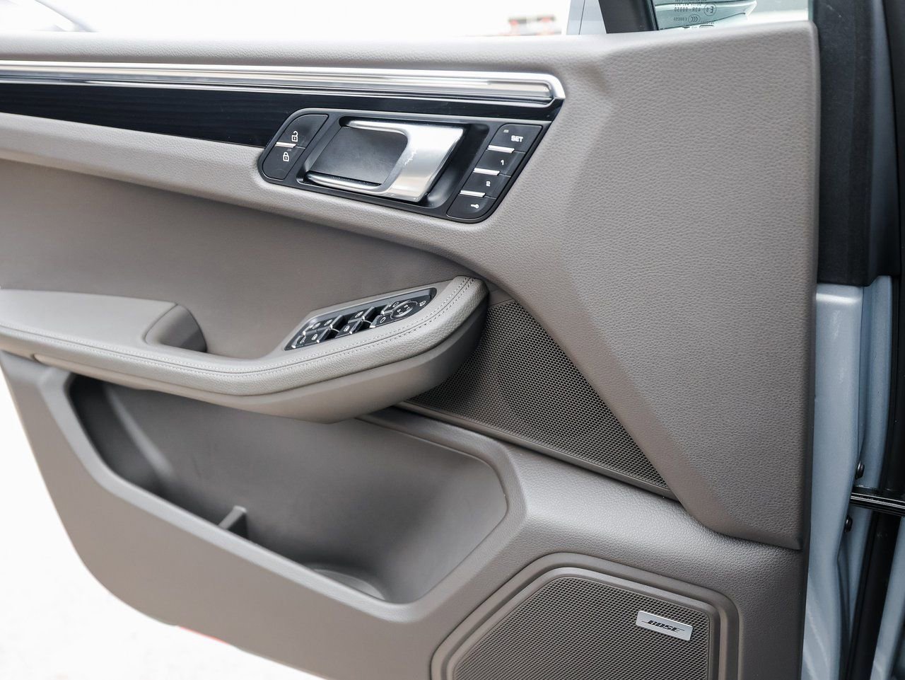 Certified 2025 Porsche Macan image 24