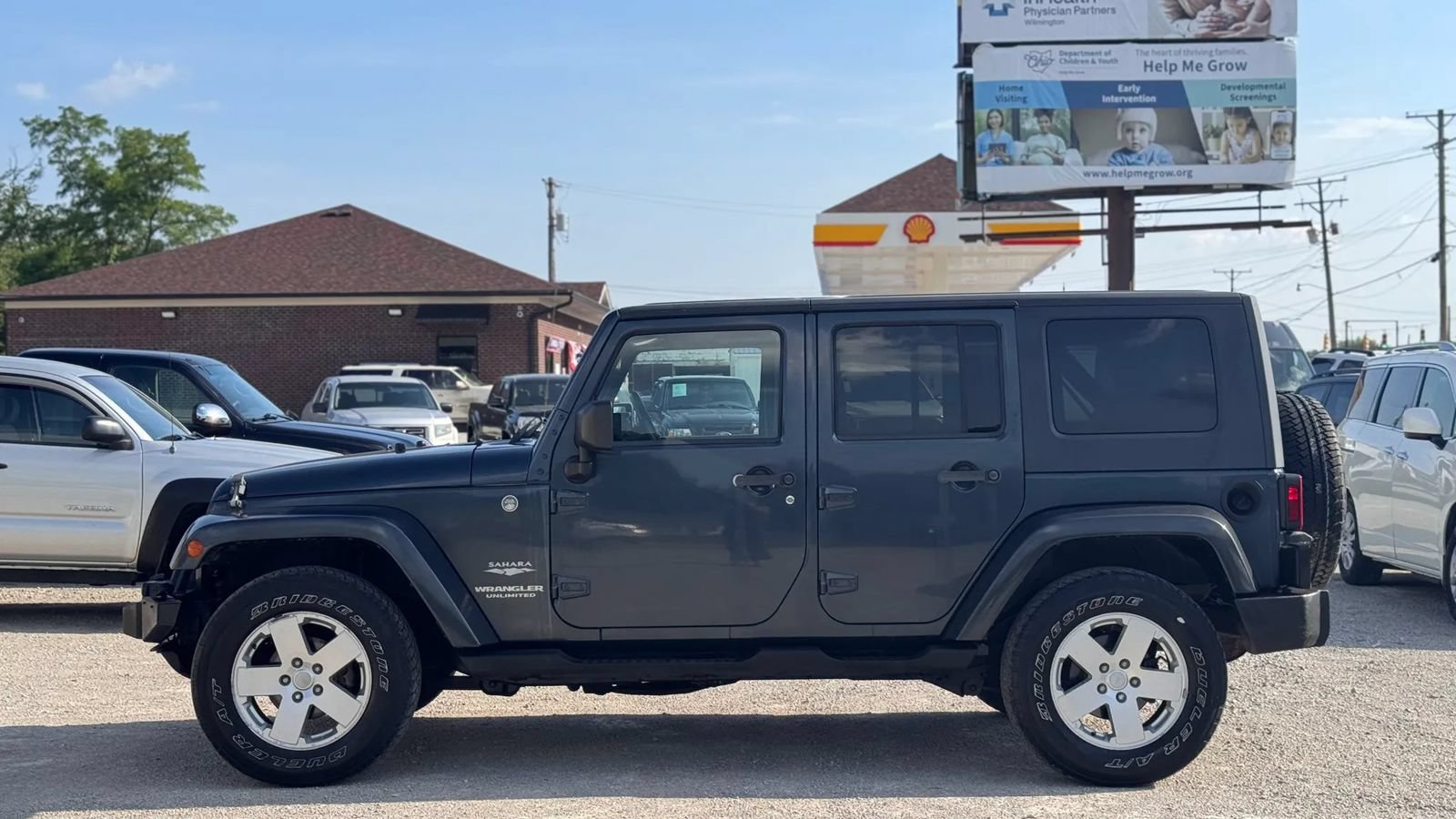 Used 2007 Jeep Wrangler Unlimited Sahara w/ Dual Top Group AWD/4WD image 14