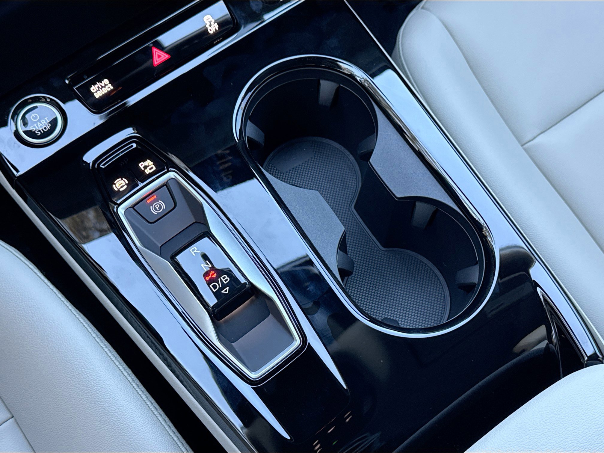 New 2025 Audi Q6 e-tron Premium image 28