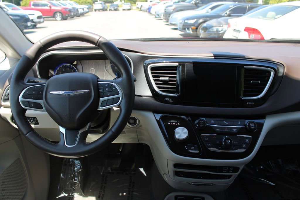 Used 2020 Chrysler Pacifica Touring-L Plus FWD image 21