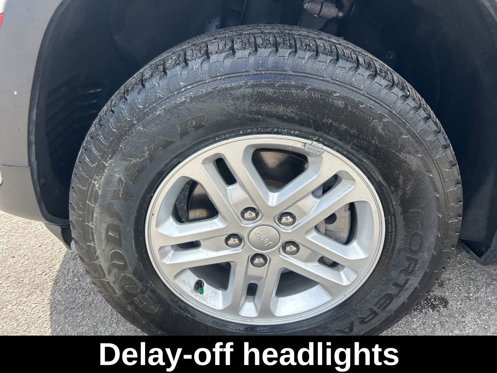 Used 2023 Jeep Grand Cherokee Laredo w/ Luxury Tech Group I image 18