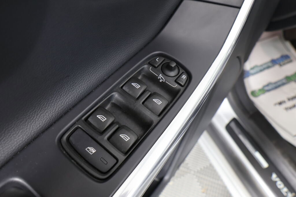 Used 2015 Volvo XC60 T6 Platinum AWD/4WD image 32