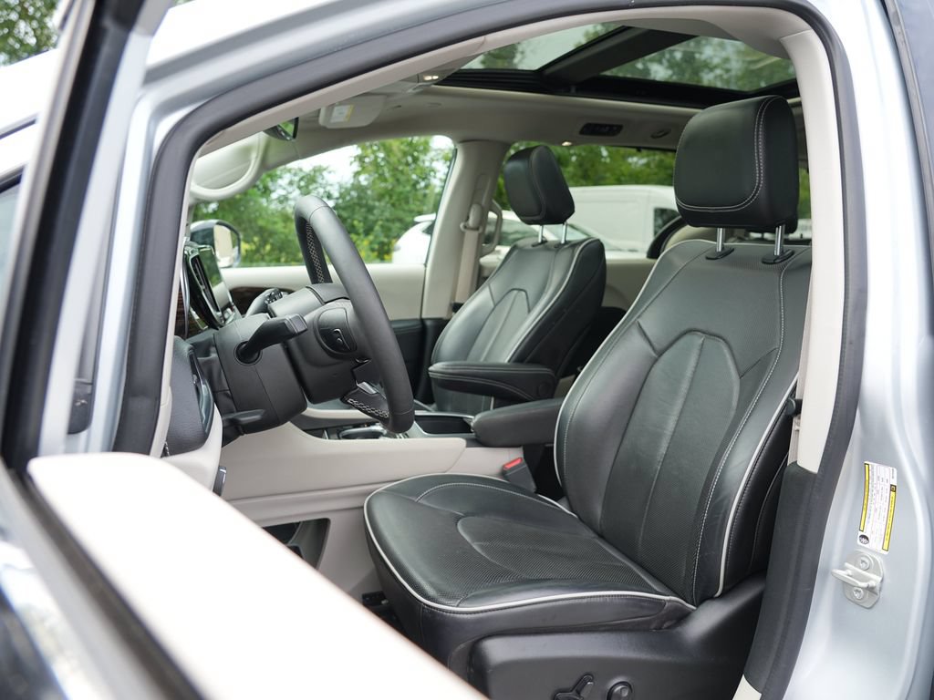 Used 2024 Chrysler Pacifica Limited FWD image 12