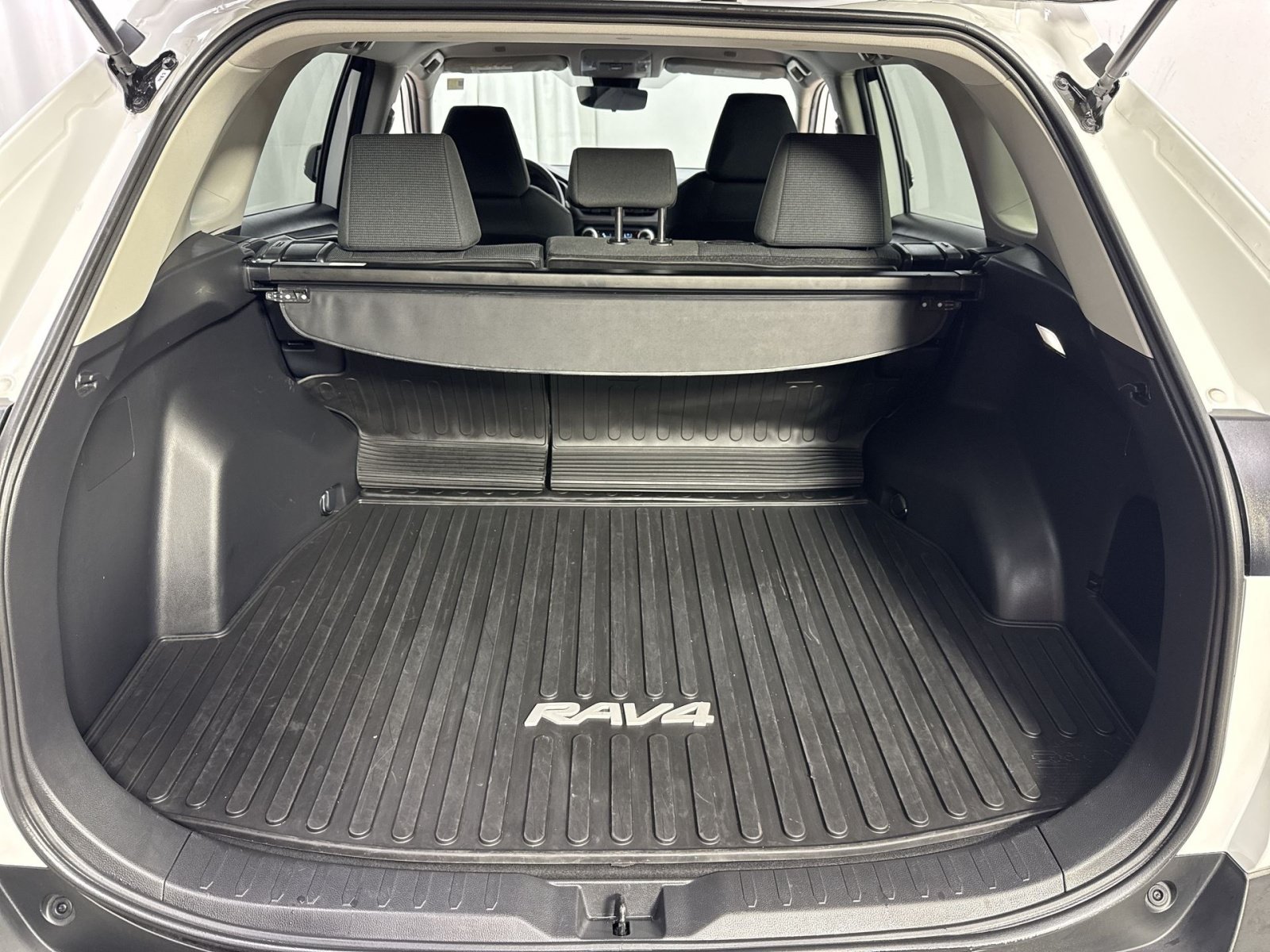 Used 2025 Toyota RAV4 LE AWD/4WD image 37