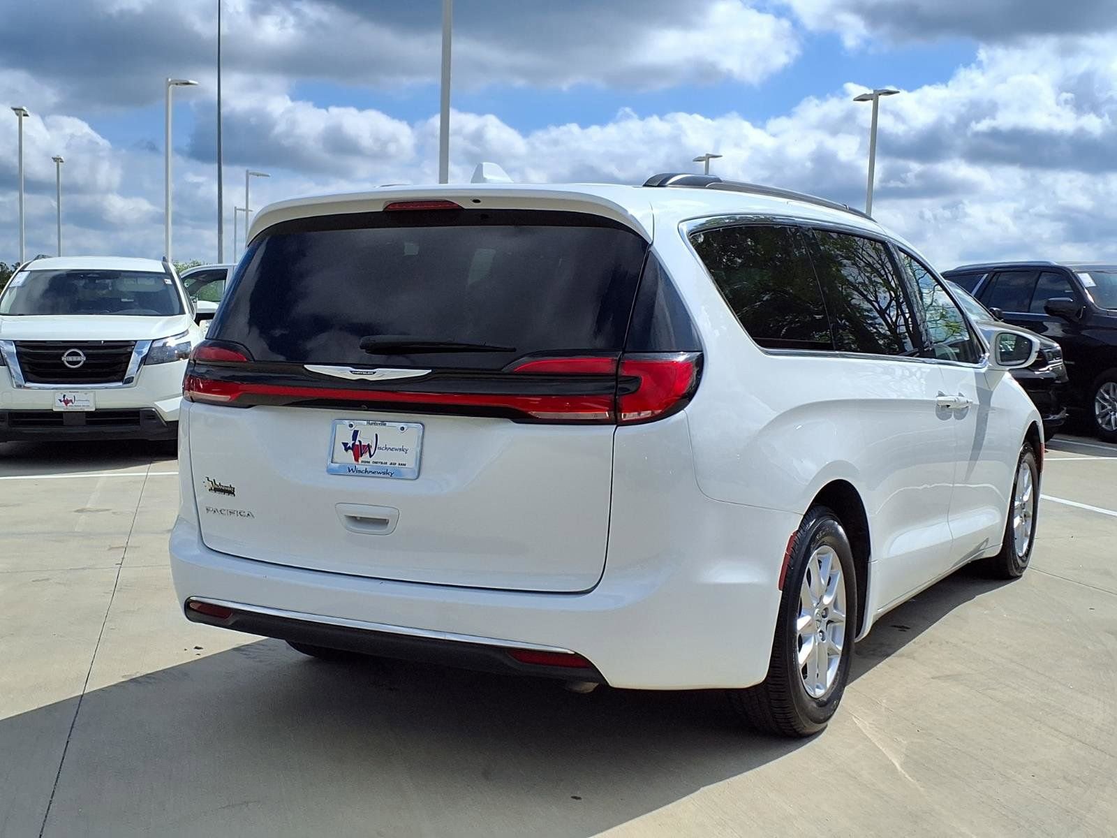 Used 2022 Chrysler Pacifica Touring-L image 6