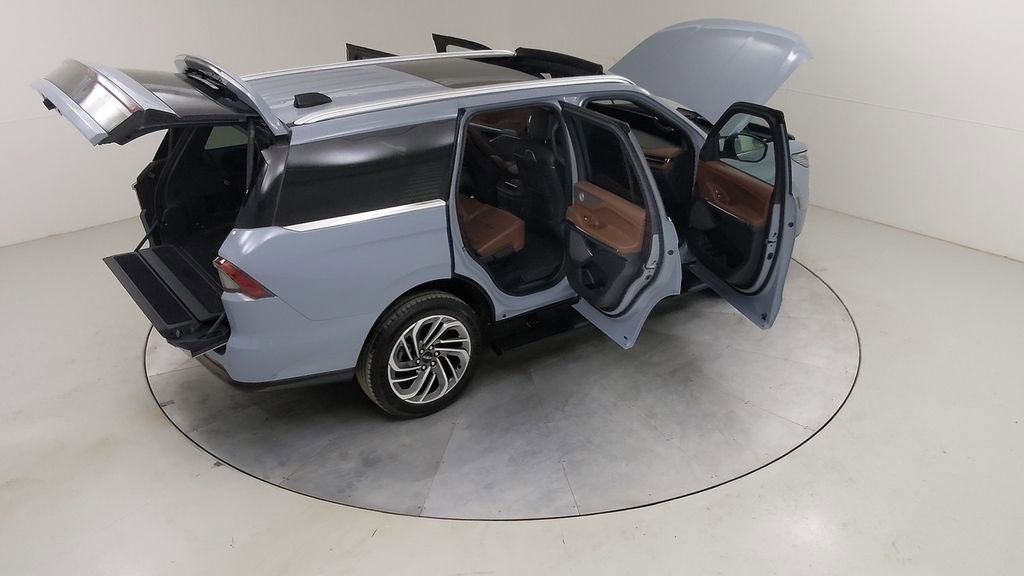 Used 2025 Lincoln Navigator Reserve image 54