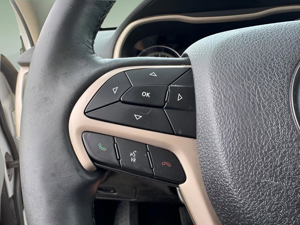 Used 2018 Jeep Cherokee Latitude w/ Altitude Package FWD image 23