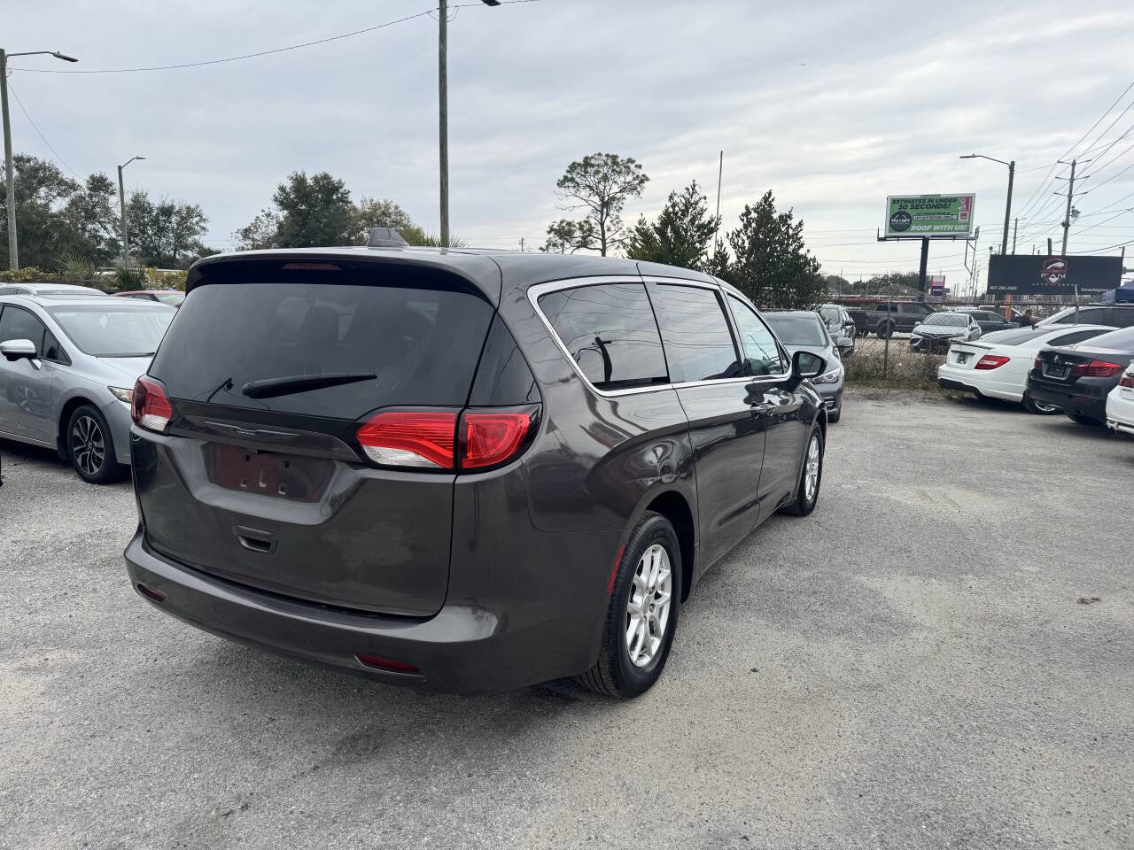 Used 2017 Chrysler Pacifica LX image 6