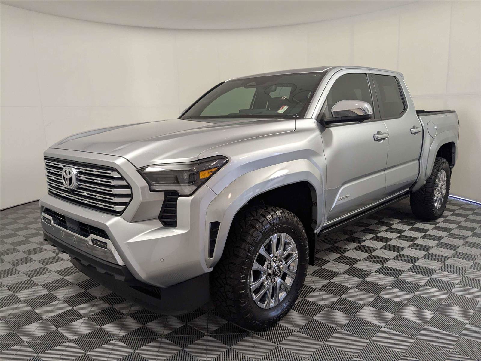 Used 2025 Toyota Tacoma Limited AWD/4WD image 2