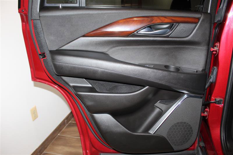 Used 2015 Cadillac Escalade Luxury image 35