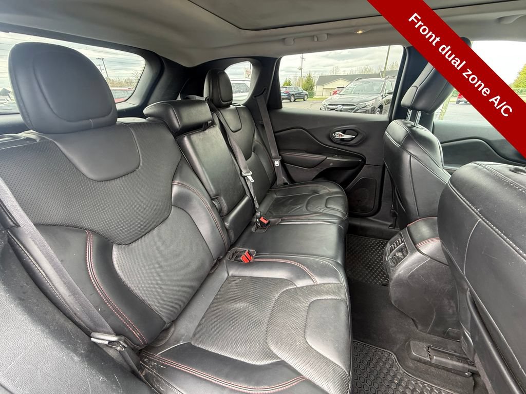 Used 2020 Jeep Cherokee Trailhawk AWD/4WD image 39
