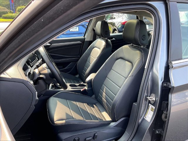 Certified 2022 Volkswagen Jetta SE FWD image 5
