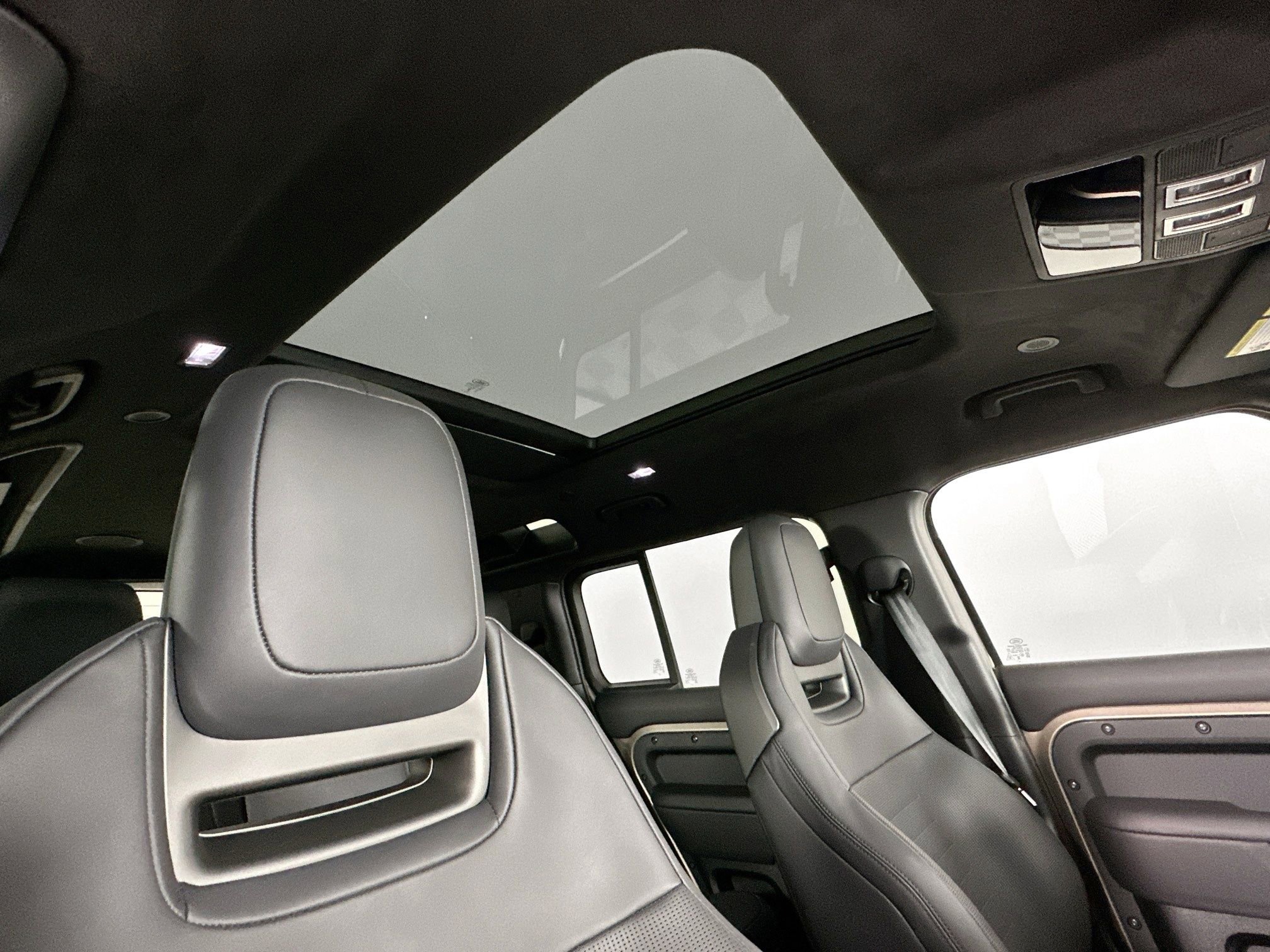 Used 2025 Land Rover Defender 110 image 21