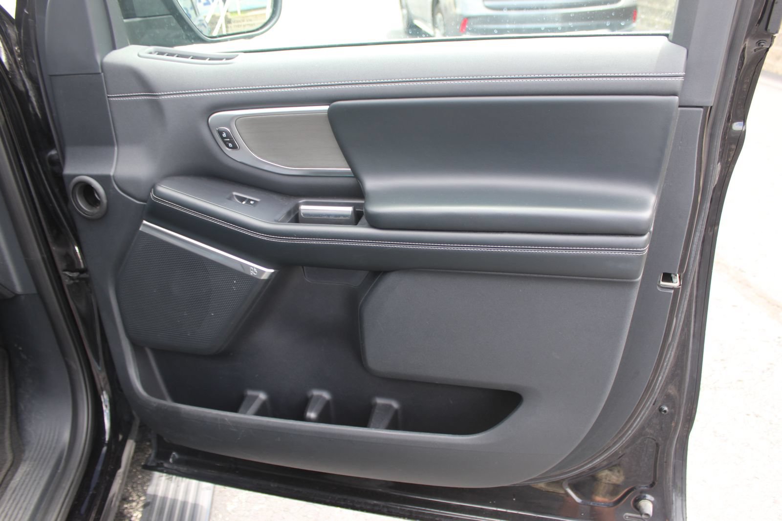 Used 2025 Ford Expedition Max Platinum AWD/4WD image 11