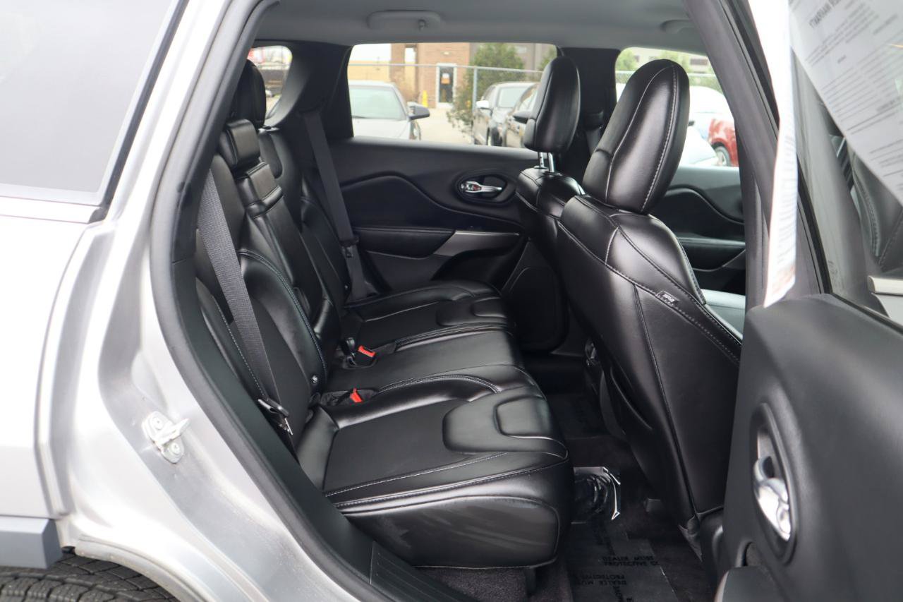Used 2019 Jeep Cherokee Latitude Plus w/ Cold Weather Group AWD/4WD image 12