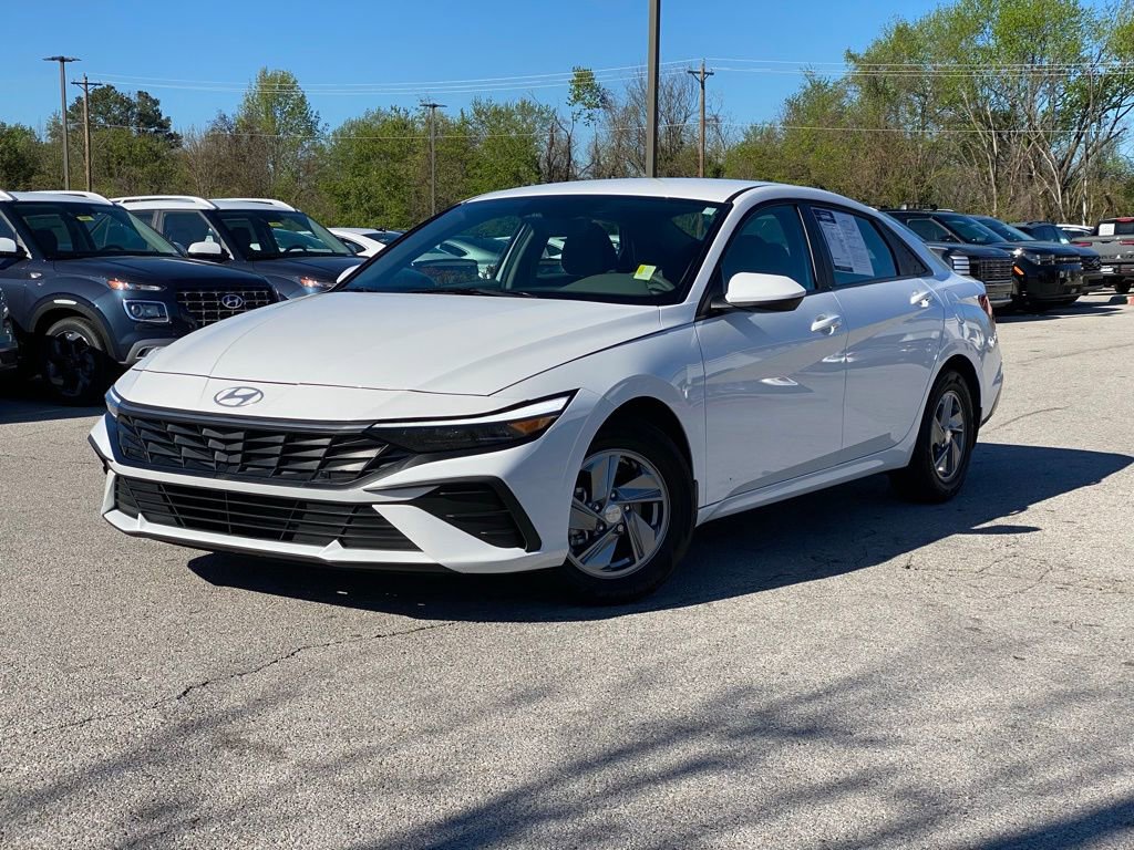 Certified 2024 Hyundai Elantra SE image 3