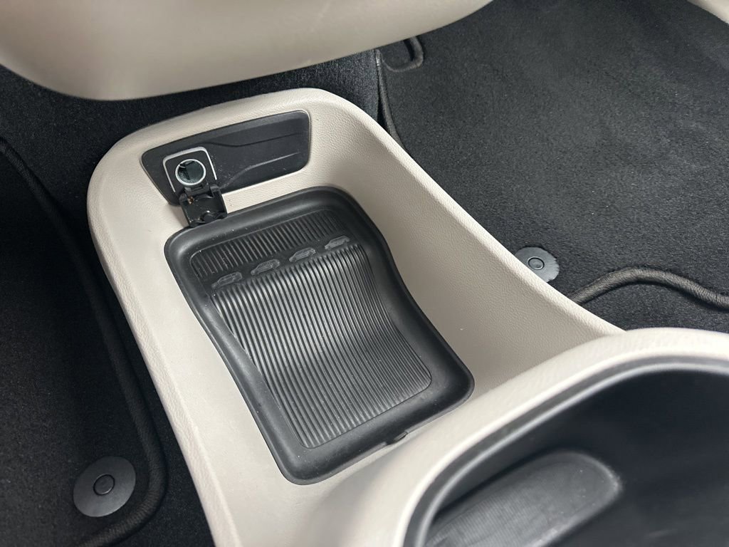 Used 2024 Chrysler Pacifica Touring-L image 17