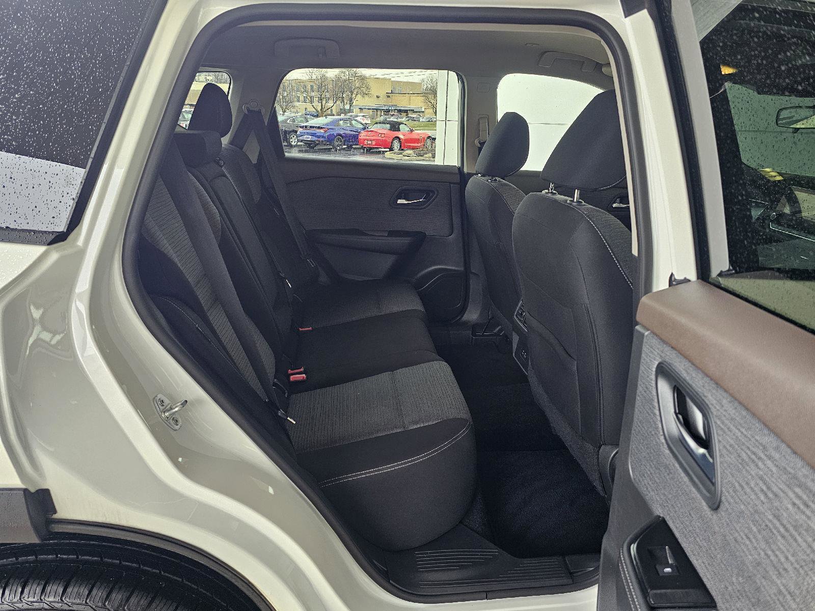 Used 2023 Nissan Rogue SV image 14