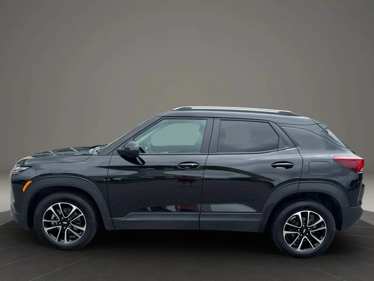Used 2025 Chevrolet TrailBlazer LT w/ LT Cold Weather Package FWD image 3
