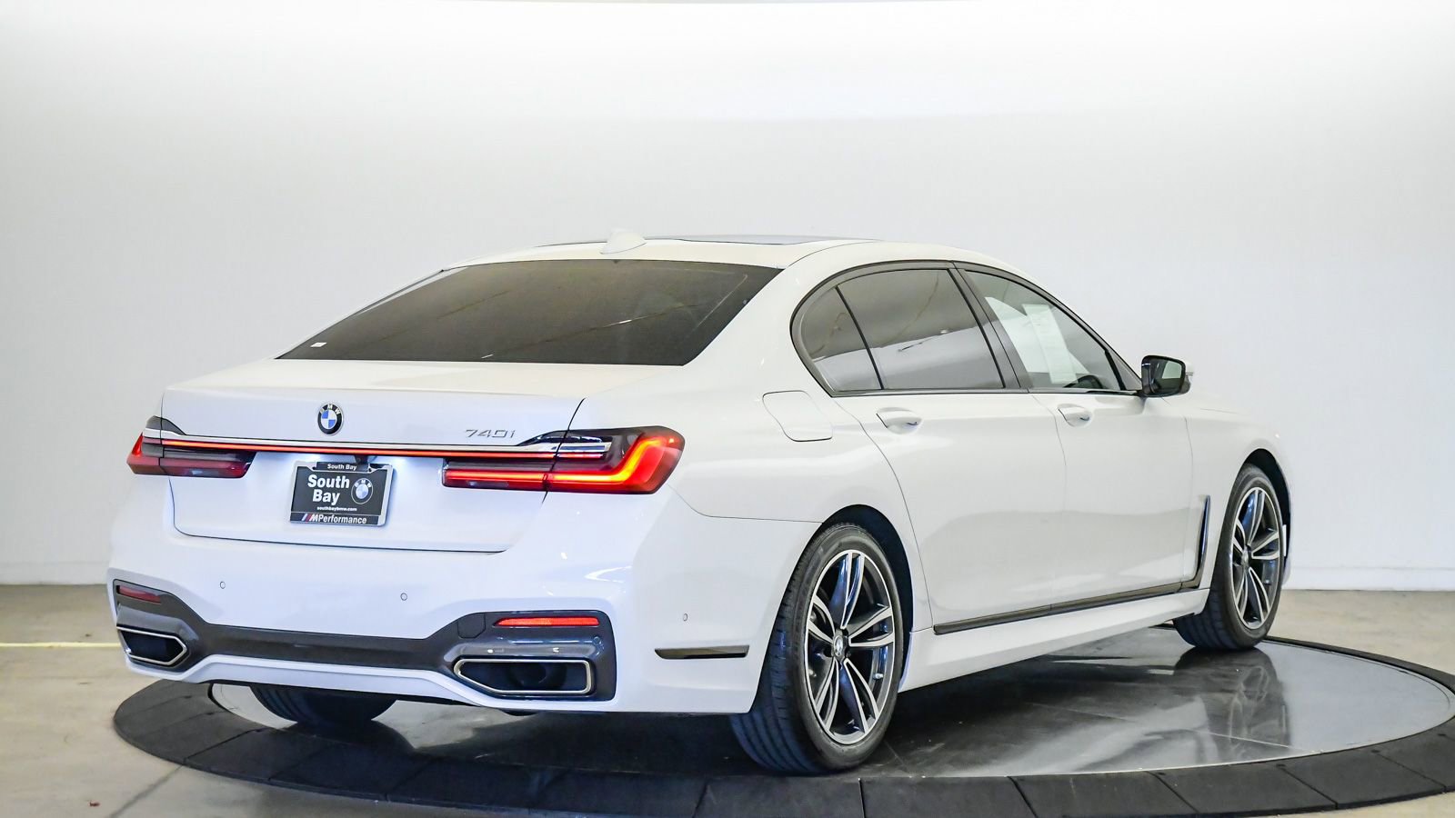Used 2022 BMW 740i w/ M Sport Package RWD image 5
