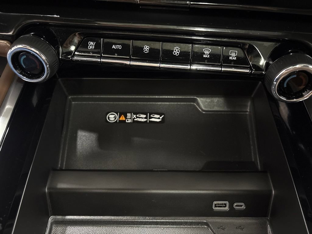 Used 2025 Chevrolet Suburban High Country AWD/4WD image 18