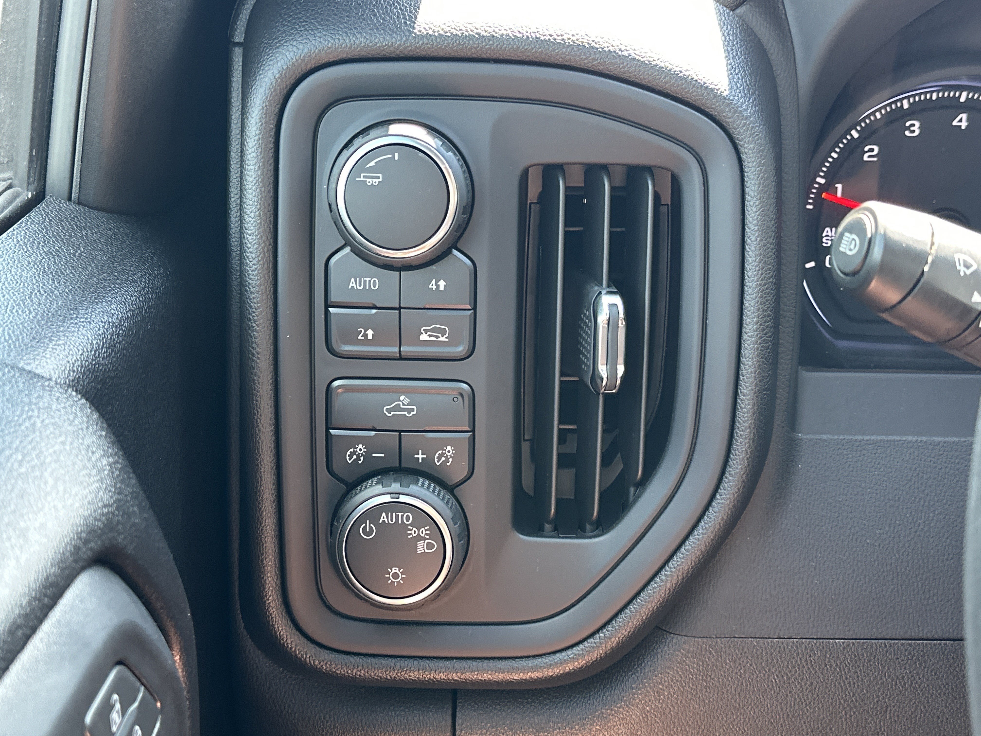 Used 2025 Chevrolet Silverado 1500 Custom w/ LPO, Dark Essentials Package AWD/4WD image 28