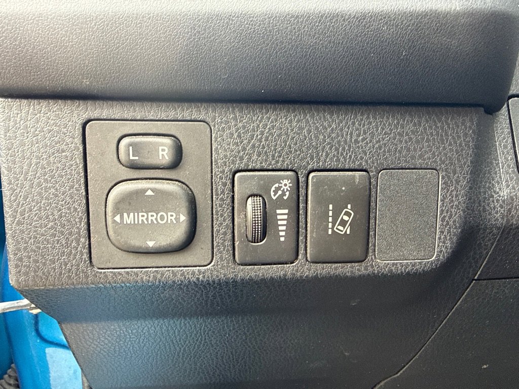 Used 2018 Toyota RAV4 LE FWD image 17