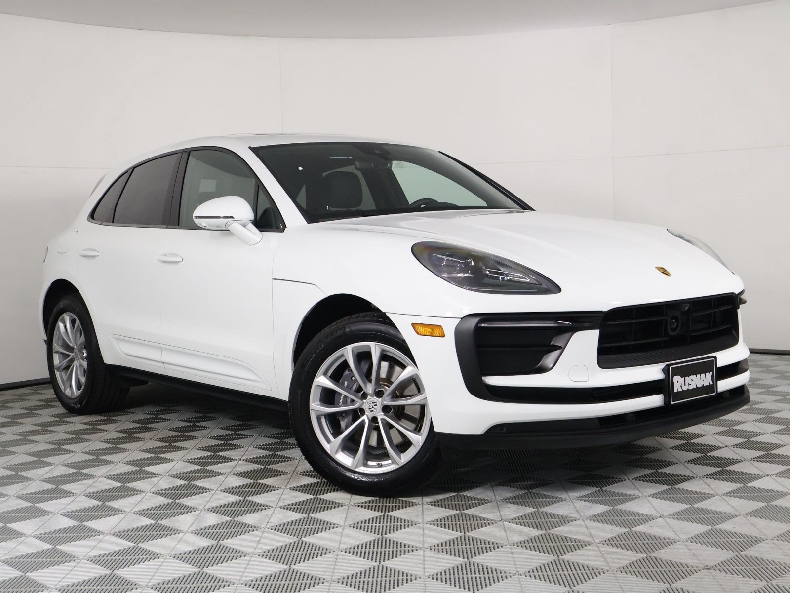 Certified 2026 Porsche Macan AWD/4WD image 9