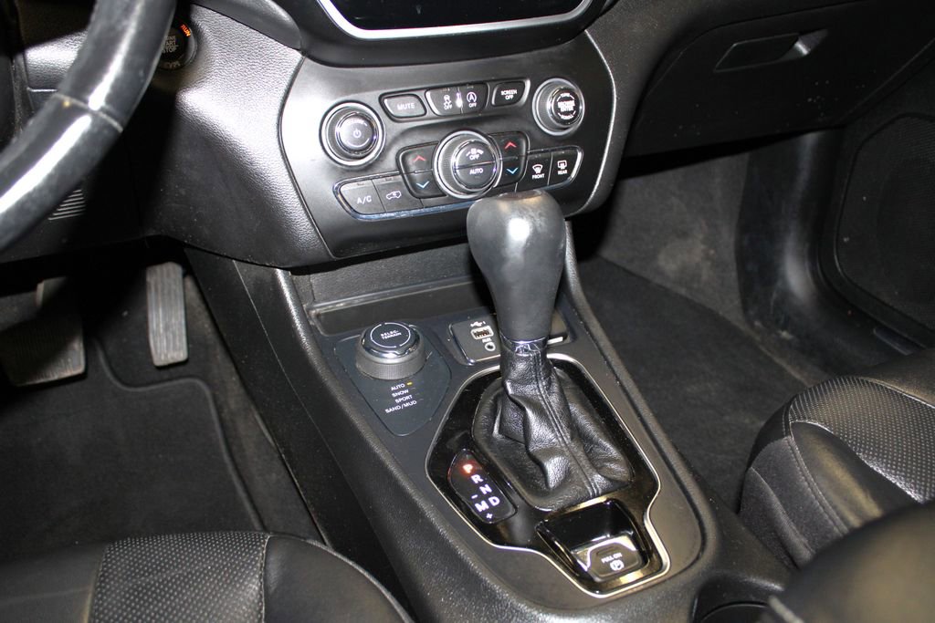 Used 2020 Jeep Cherokee Limited w/ Technology Group image 23