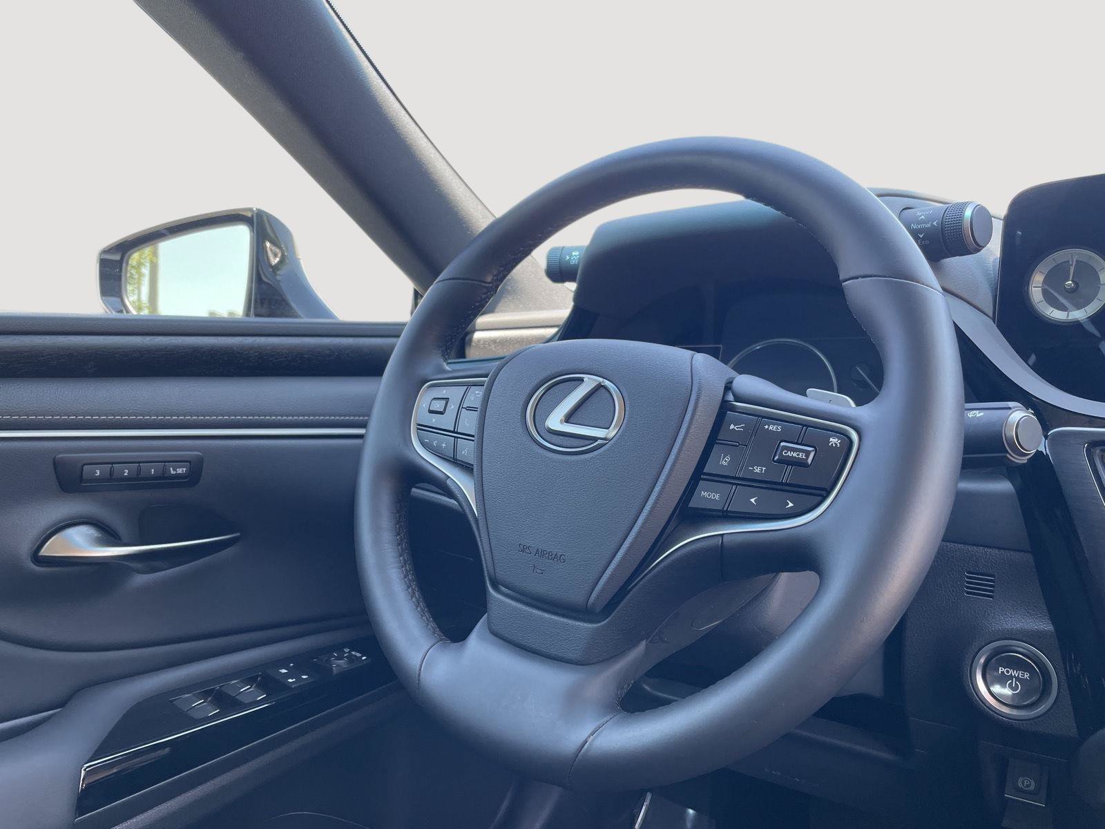 Used 2025 Lexus ES 300h w/ Premium Package FWD image 7