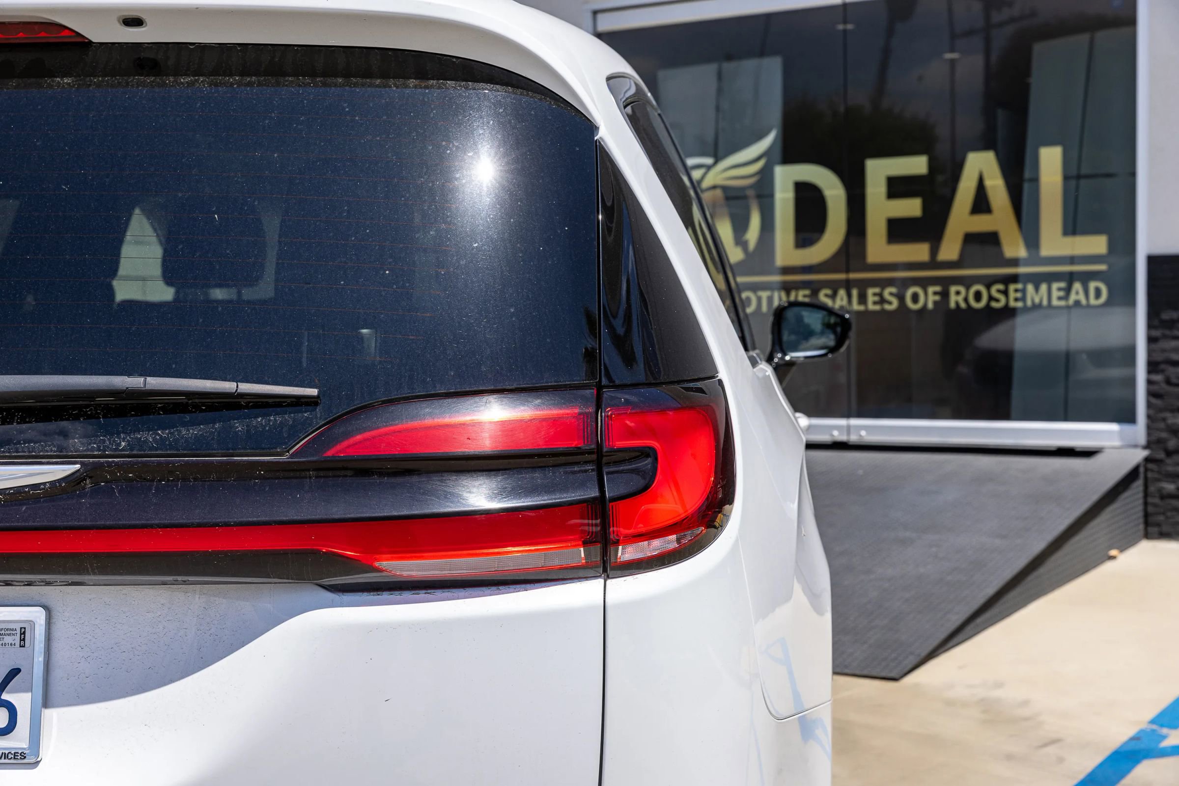 Used 2024 Chrysler Pacifica Limited FWD image 15
