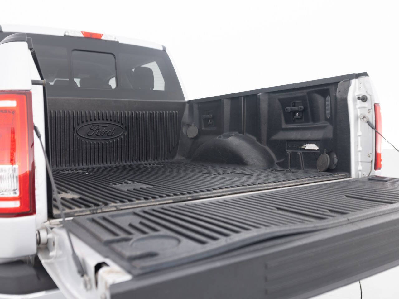 Used 2016 Ford F150 XLT w/ Equipment Group 302A Luxury AWD/4WD image 45