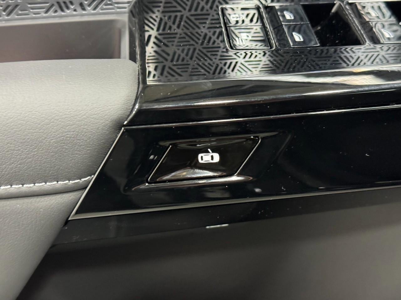 Certified 2025 BMW 760i xDrive w/ Executive Package image 26