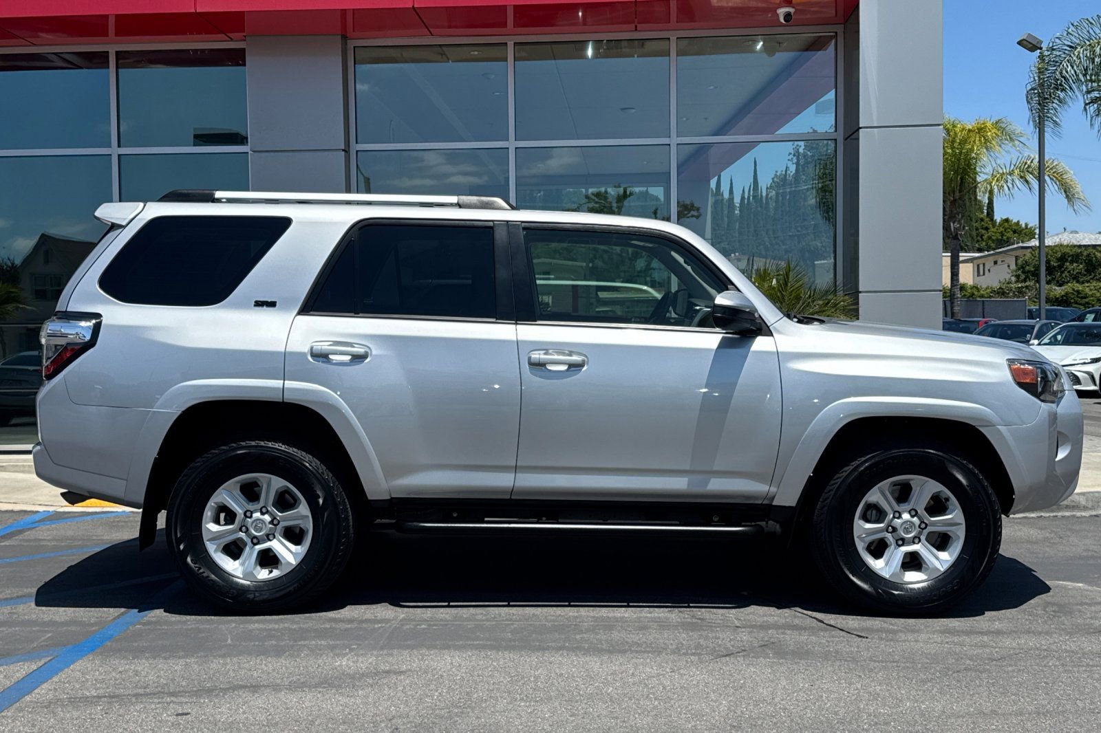 Used 2024 Toyota 4Runner SR5 AWD/4WD image 4