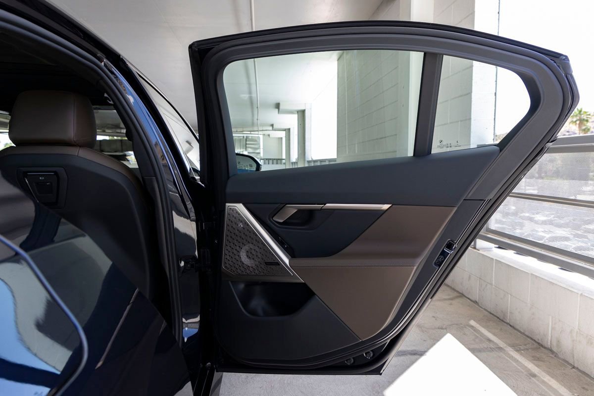 New 2026 BMW 550e xDrive w/ Premium Package AWD/4WD image 26