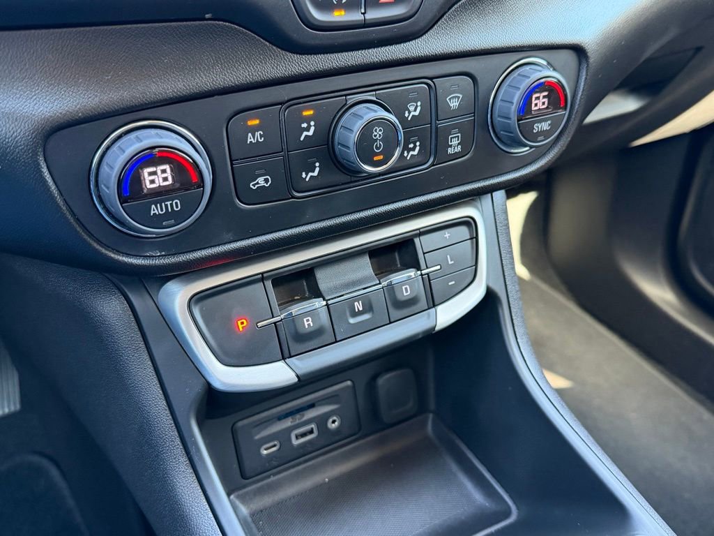 Used 2024 GMC Terrain SLT image 21