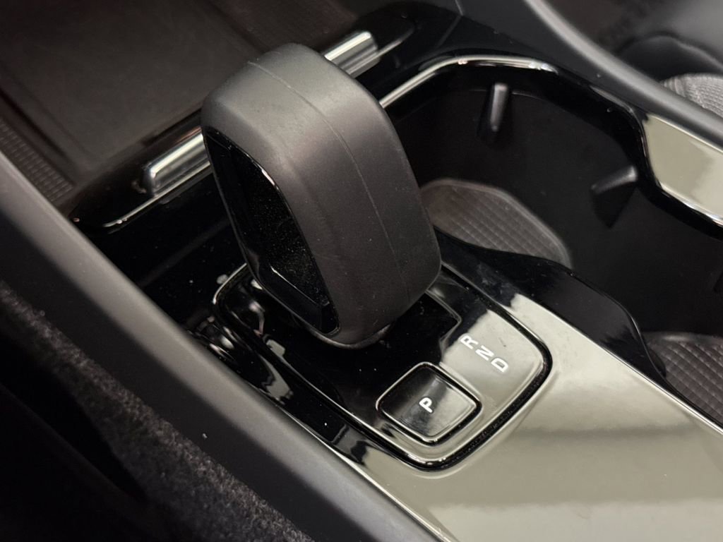 Certified 2023 Volvo XC40 Recharge Core image 21