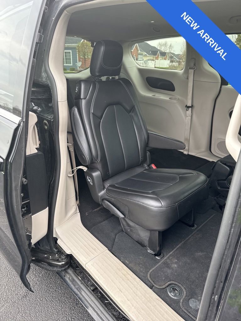 Used 2024 Chrysler Pacifica Touring-L image 15