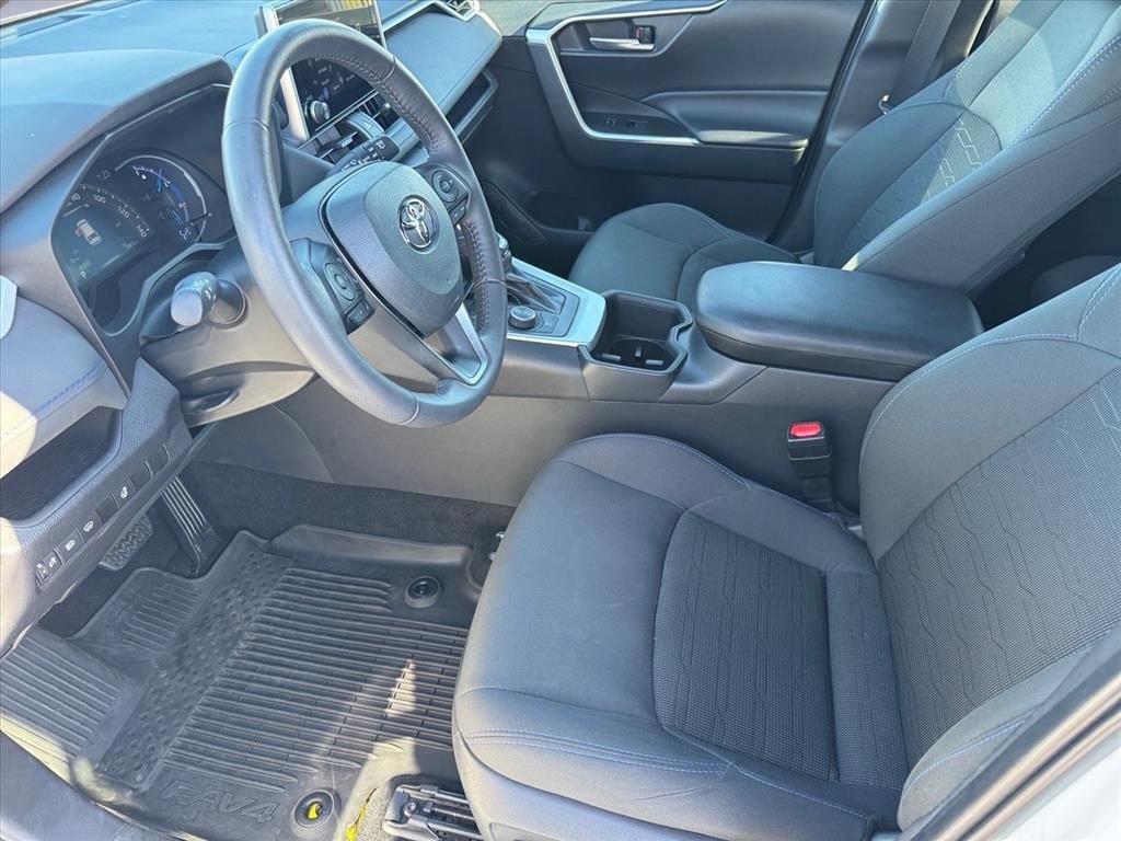Used 2024 Toyota RAV4 SE image 9