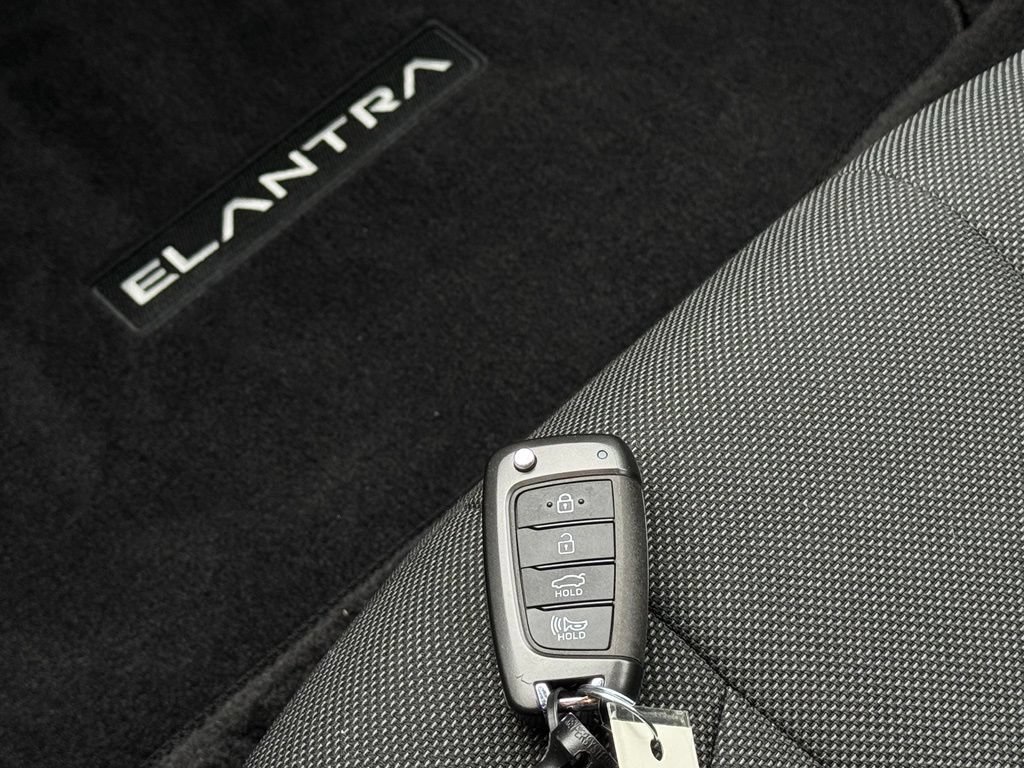 Used 2023 Hyundai Elantra SE FWD image 32
