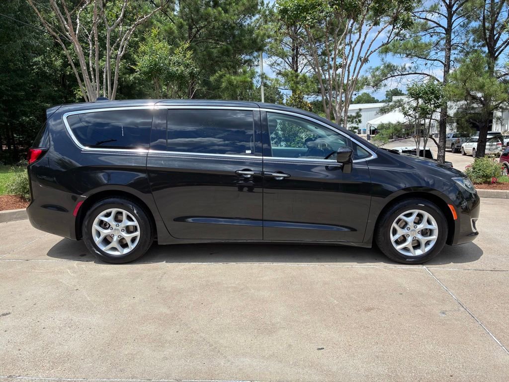 Used 2018 Chrysler Pacifica Touring Plus w/ Tire & Wheel Group FWD image 6