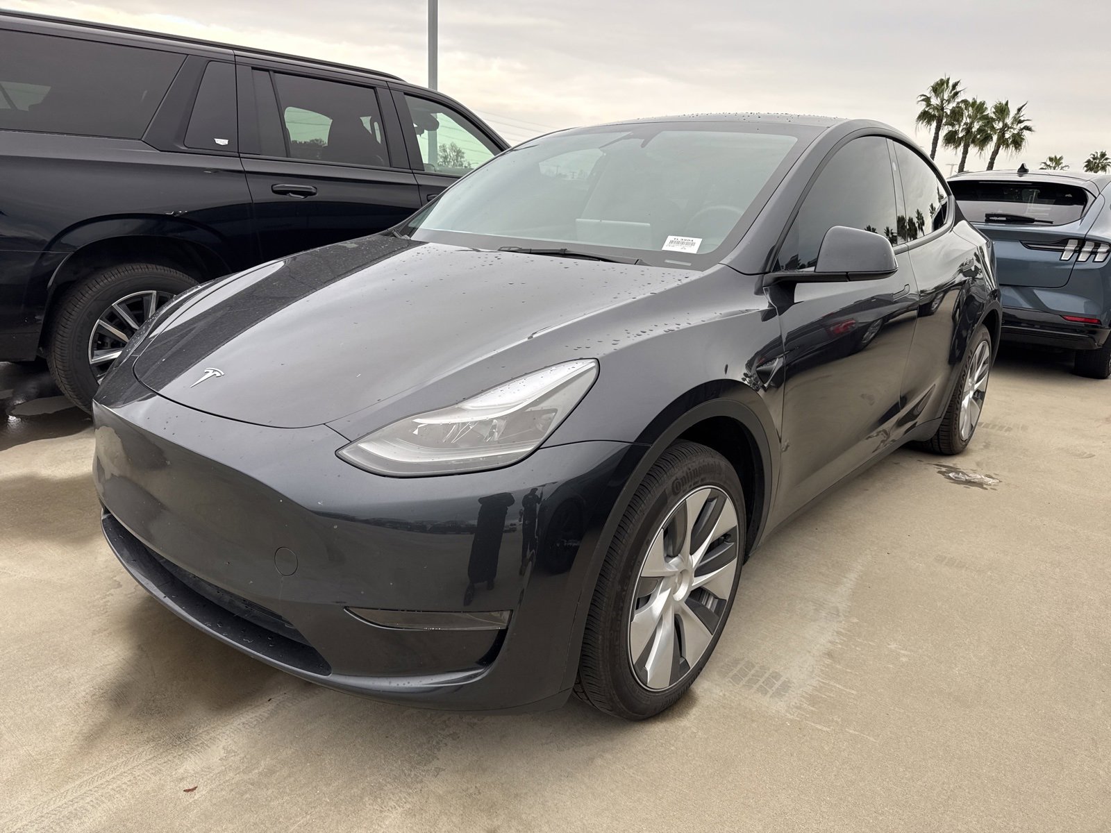 Used 2024 Tesla Model Y 2WD image 1