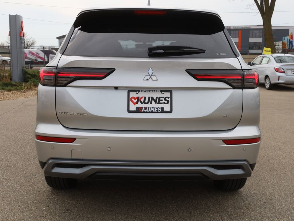 New 2025 Mitsubishi Outlander SE image 8