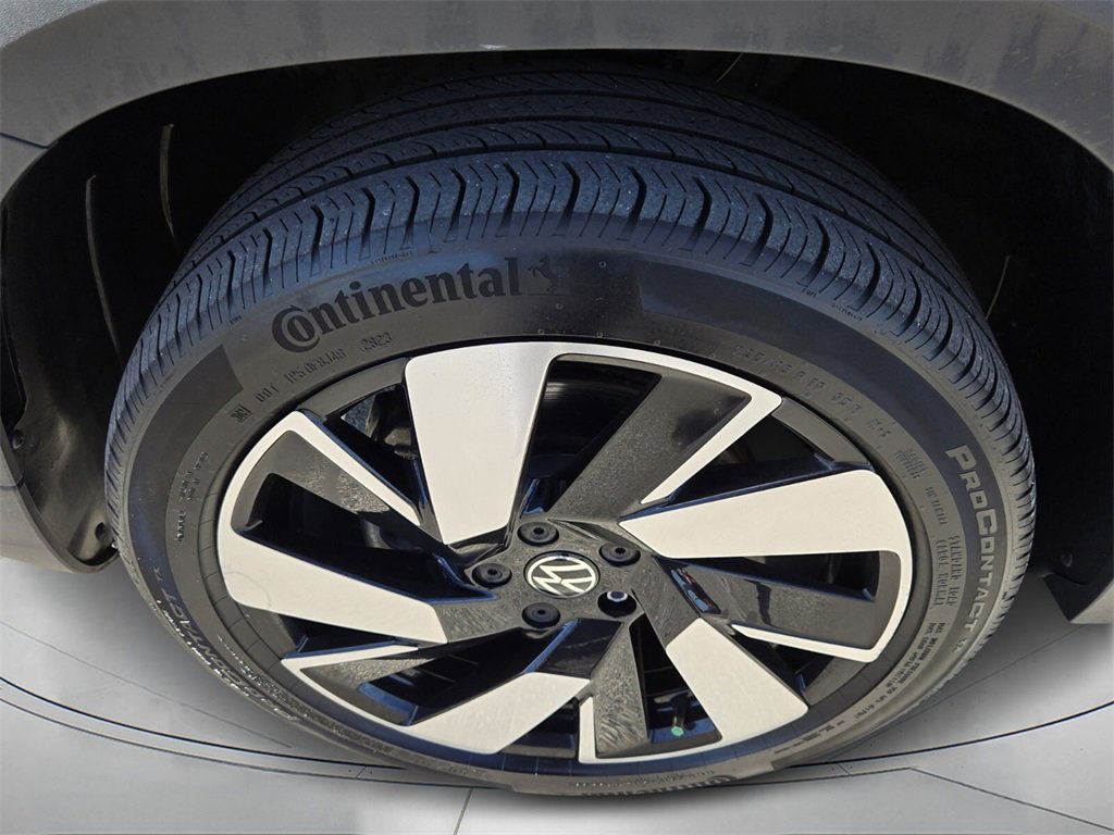 Certified 2024 Volkswagen Taos SEL image 9