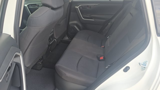 Used 2021 Toyota RAV4 LE AWD/4WD image 17
