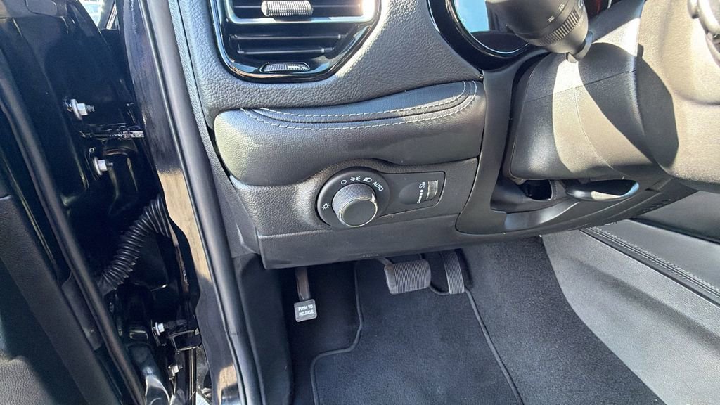 Used 2023 Dodge Durango SXT image 30