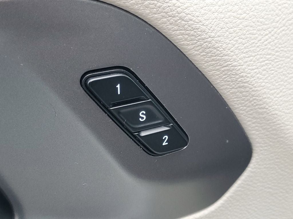 Used 2024 Chrysler Pacifica Touring-L FWD image 12