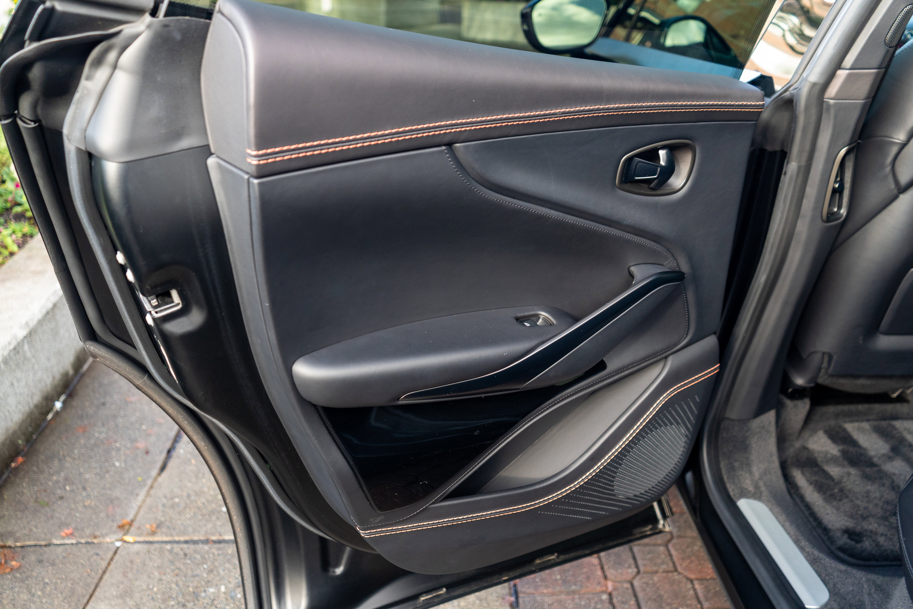 Used 2022 Aston Martin DBX image 32