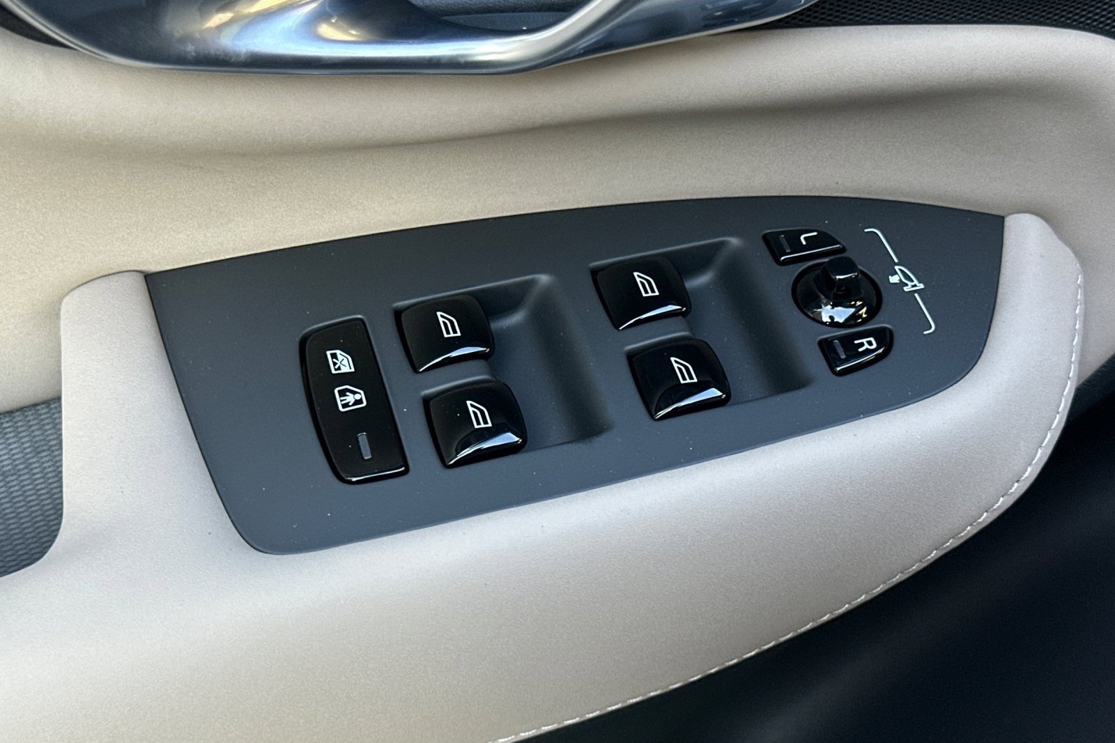 New 2026 Volvo XC90 B6 Plus w/ Protection Package Premier image 11